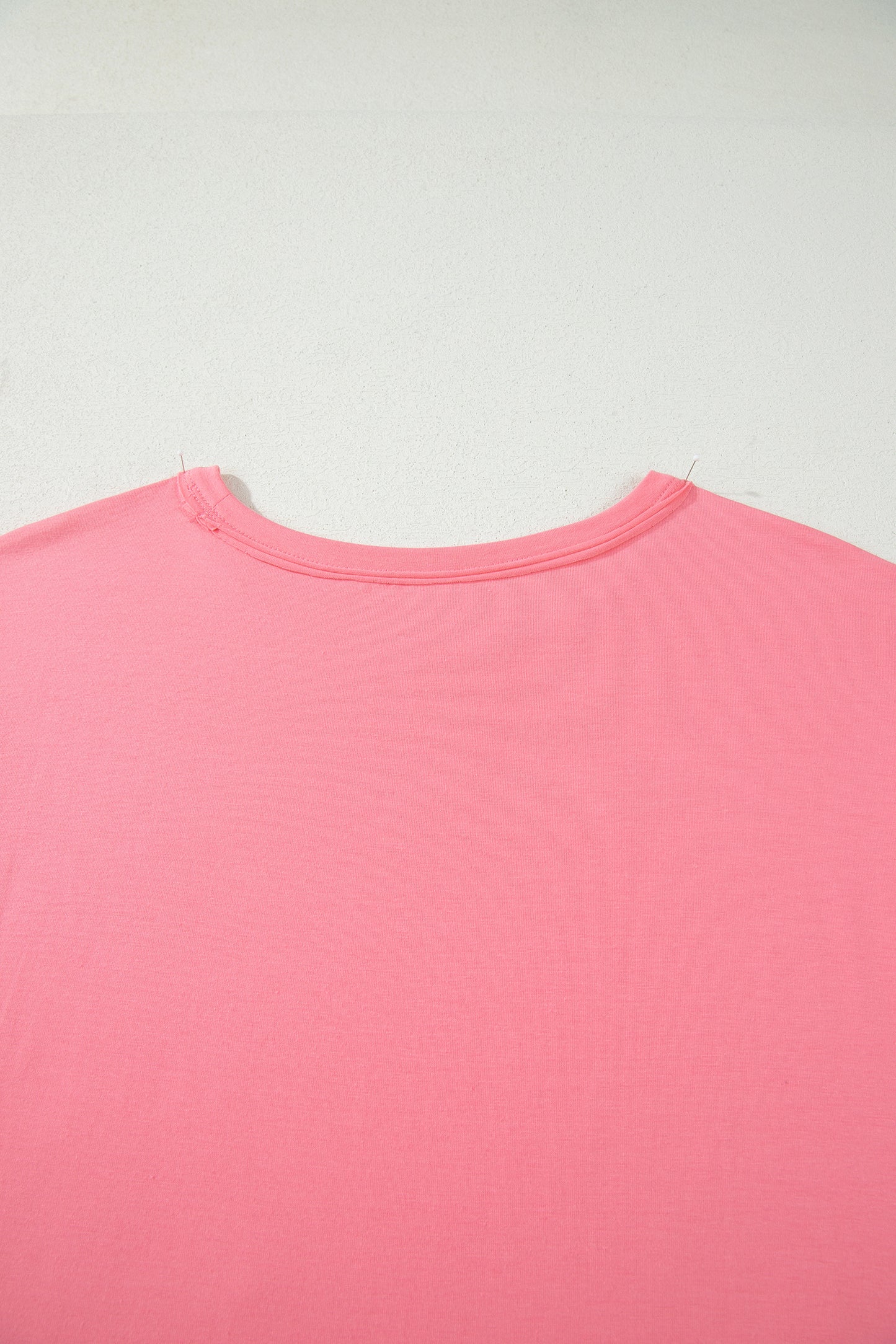 Camiseta talla grande color melocotón sólido con costura sin rematar y bajo con volantes
