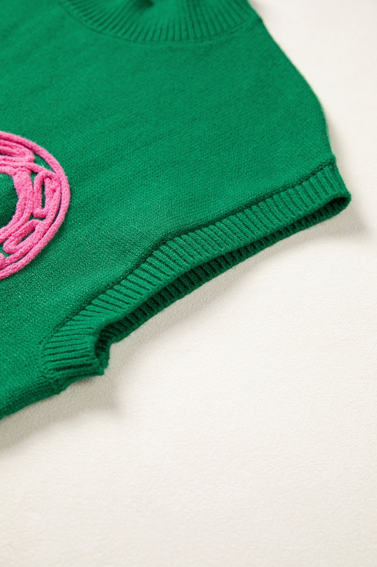 Suéter de manga corta con cuello simulado, ribete acanalado y herraduras con cordones en verde brillante