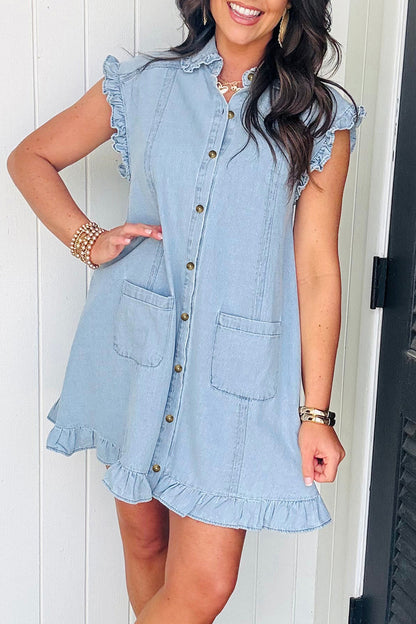 Vestido vaquero azul claro con cuello, volantes en el borde y bolsillos