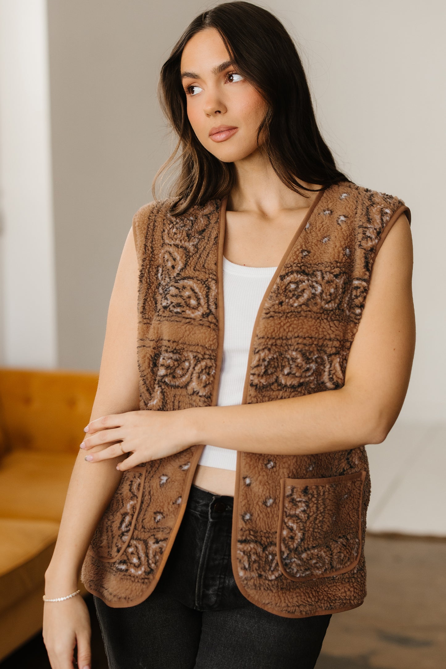 Chaleco tipo chaqueta con estampado de cachemira sherpa marrón con bolsillos, estilo Western