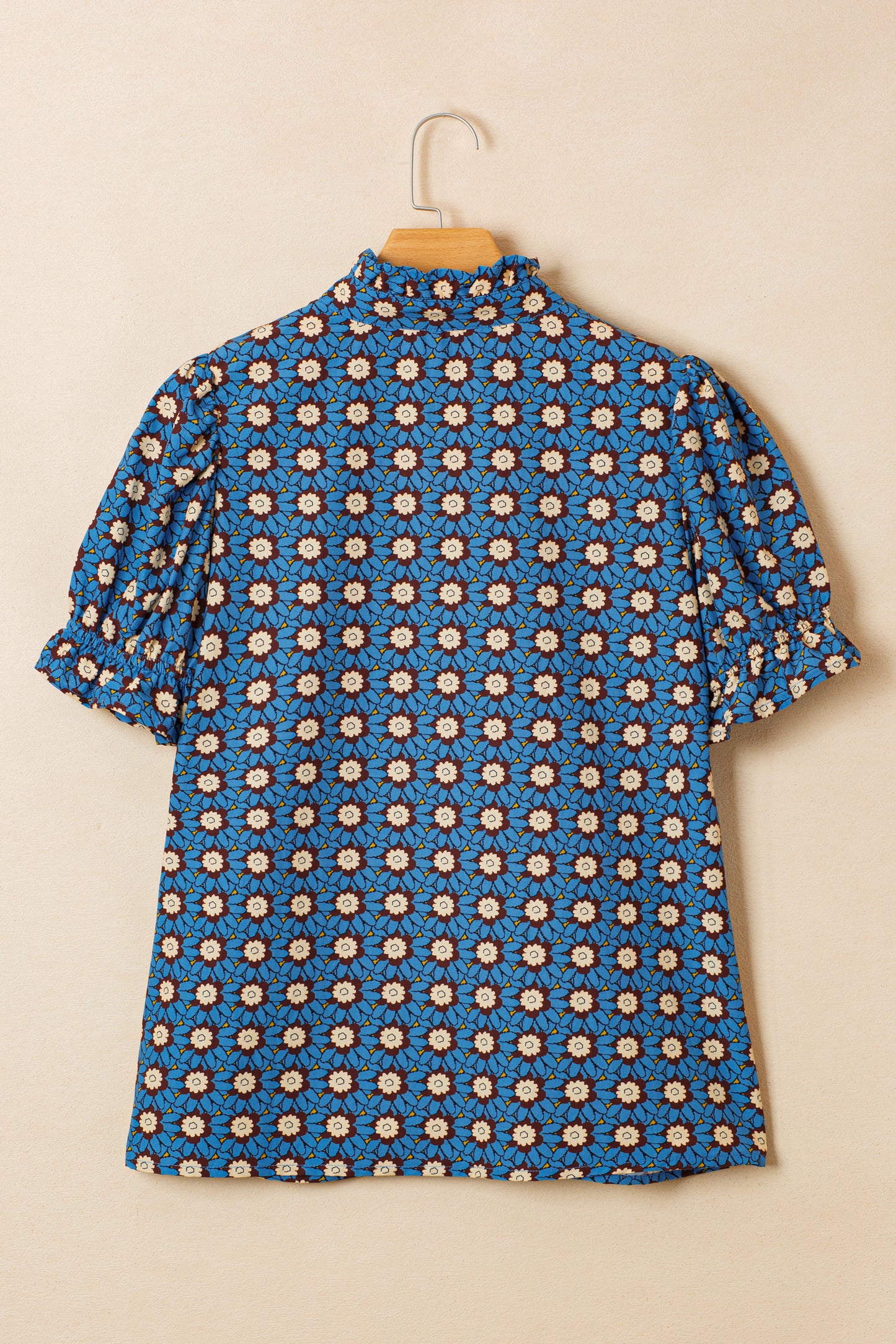 Blusa Azul Cielo Retro con Estampado Floral, Escote en V, Detalle Plisado y Manga Corta Abullonada