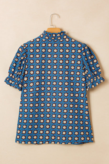 Blusa Azul Cielo Retro con Estampado Floral, Escote en V, Detalle Plisado y Manga Corta Abullonada