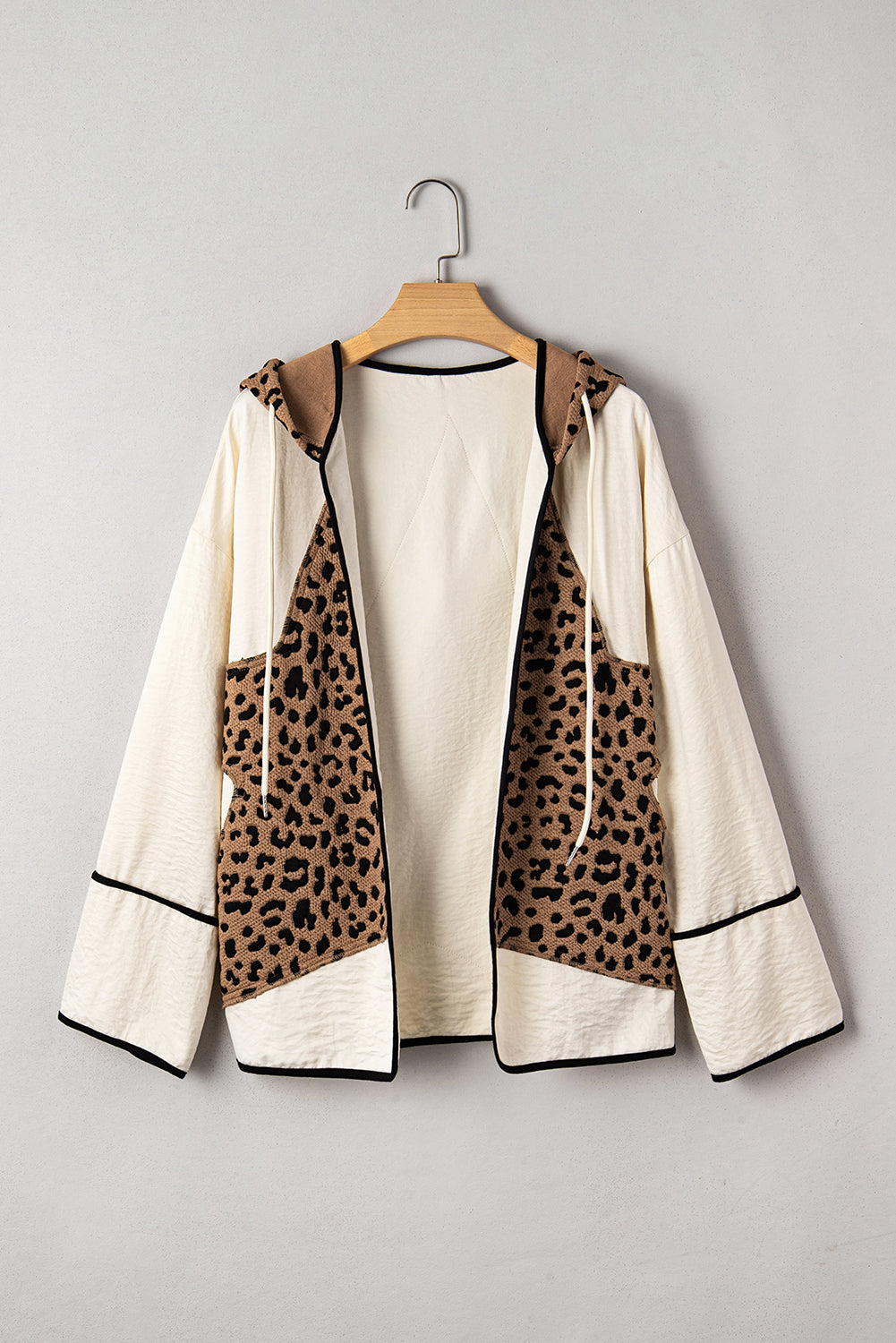 Chaqueta de leopardo marrón con capucha, retazos y ribetes en contraste, con parte delantera abierta