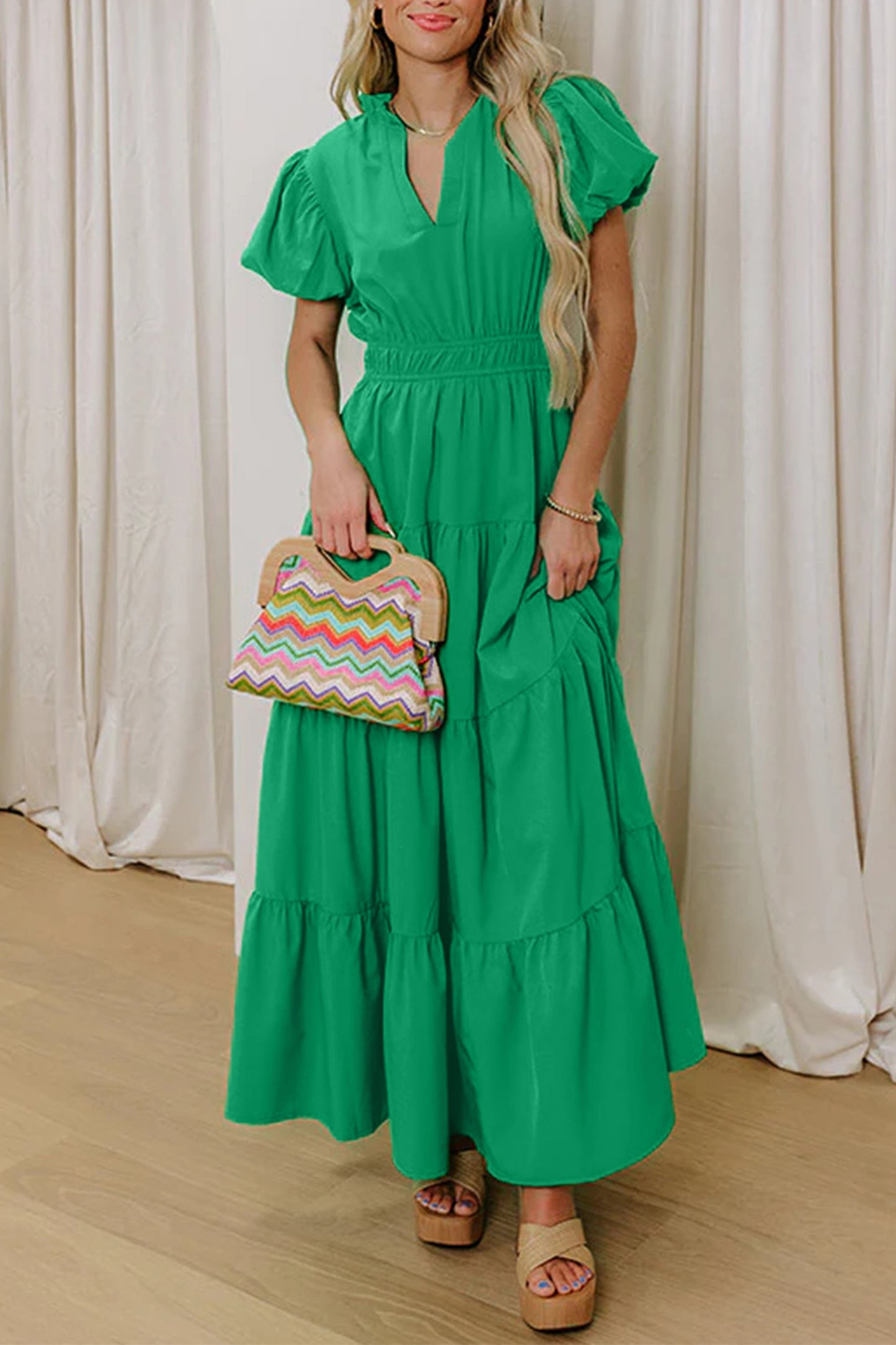 Vestido maxi escalonado verde brillante de color sólido, cuello en V, manga corta abullonada y cintura alta