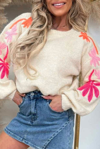 Suéter suelto de cuello redondo con manga floral bordada color beige