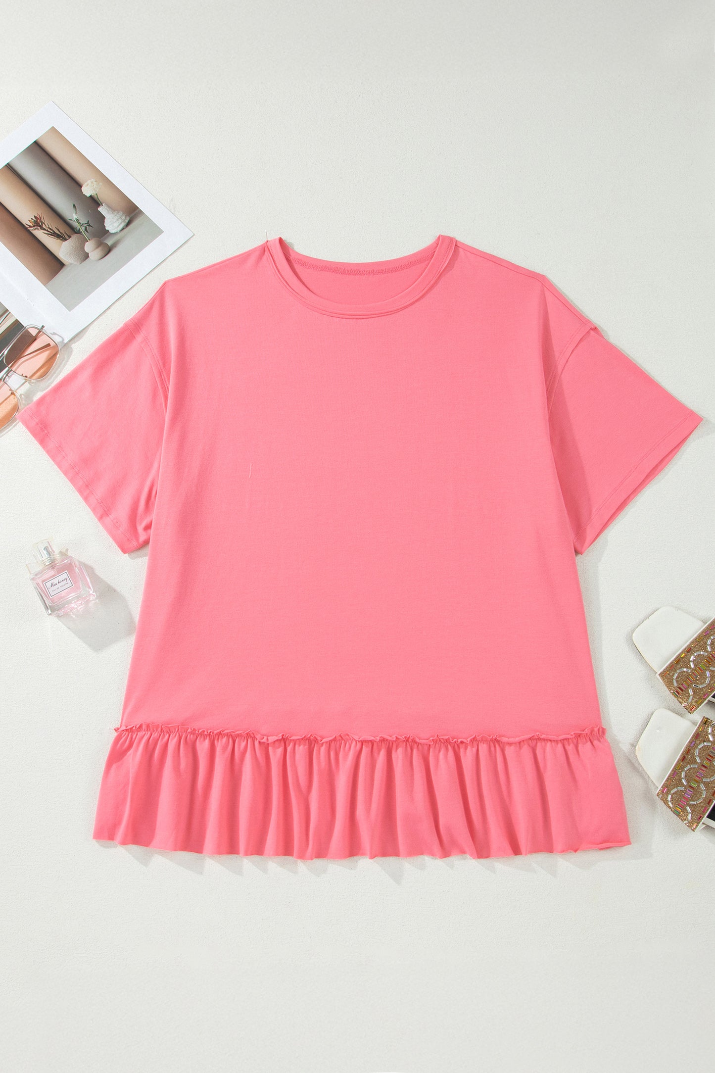 Camiseta talla grande color melocotón sólido con costura sin rematar y bajo con volantes