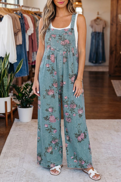 Mono vaquero Beau azul con estampado floral, pliegues, talle alto y pierna ancha