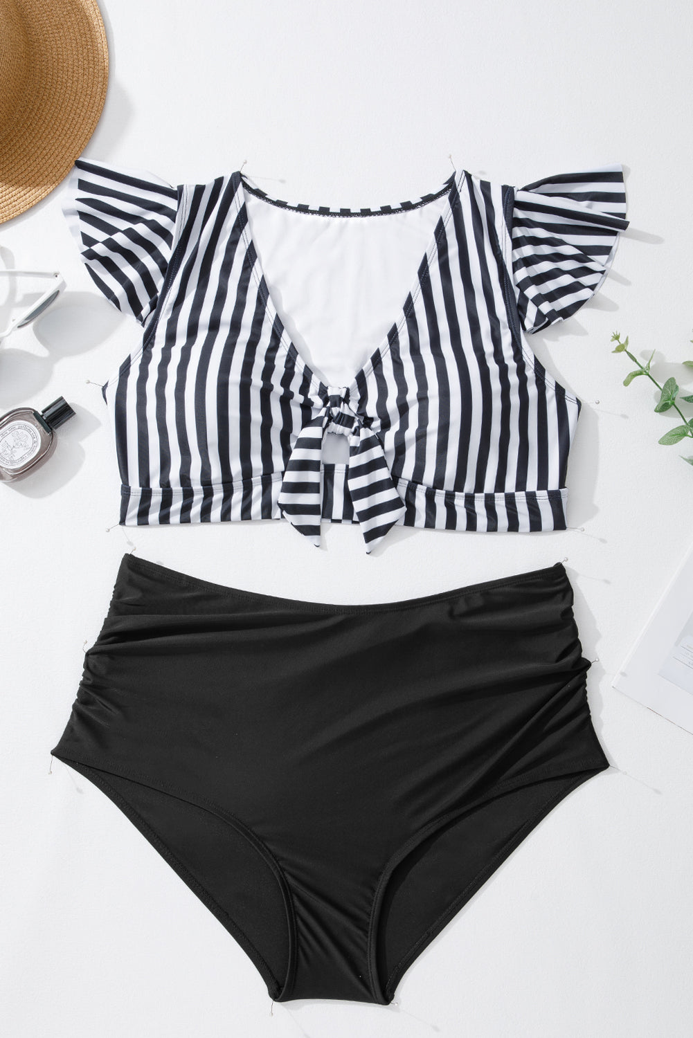 Traje de baño de 2 piezas de talla grande con estampado de rayas negras, nudo, abertura, manga con volantes y cintura alta