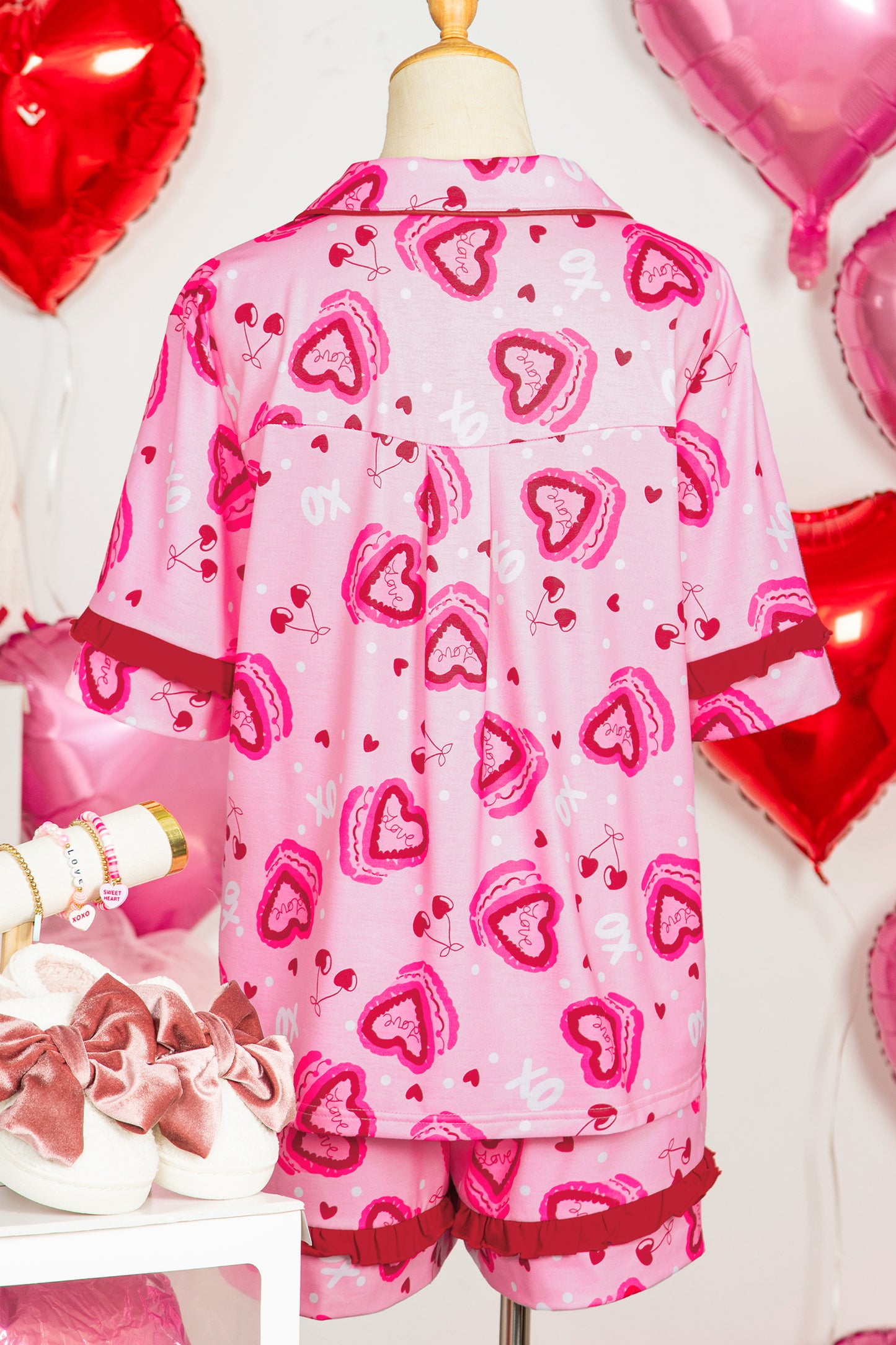 Pijama de 2 piezas de San Valentín con estampado de tarta de corazón rosa en contraste y volantes