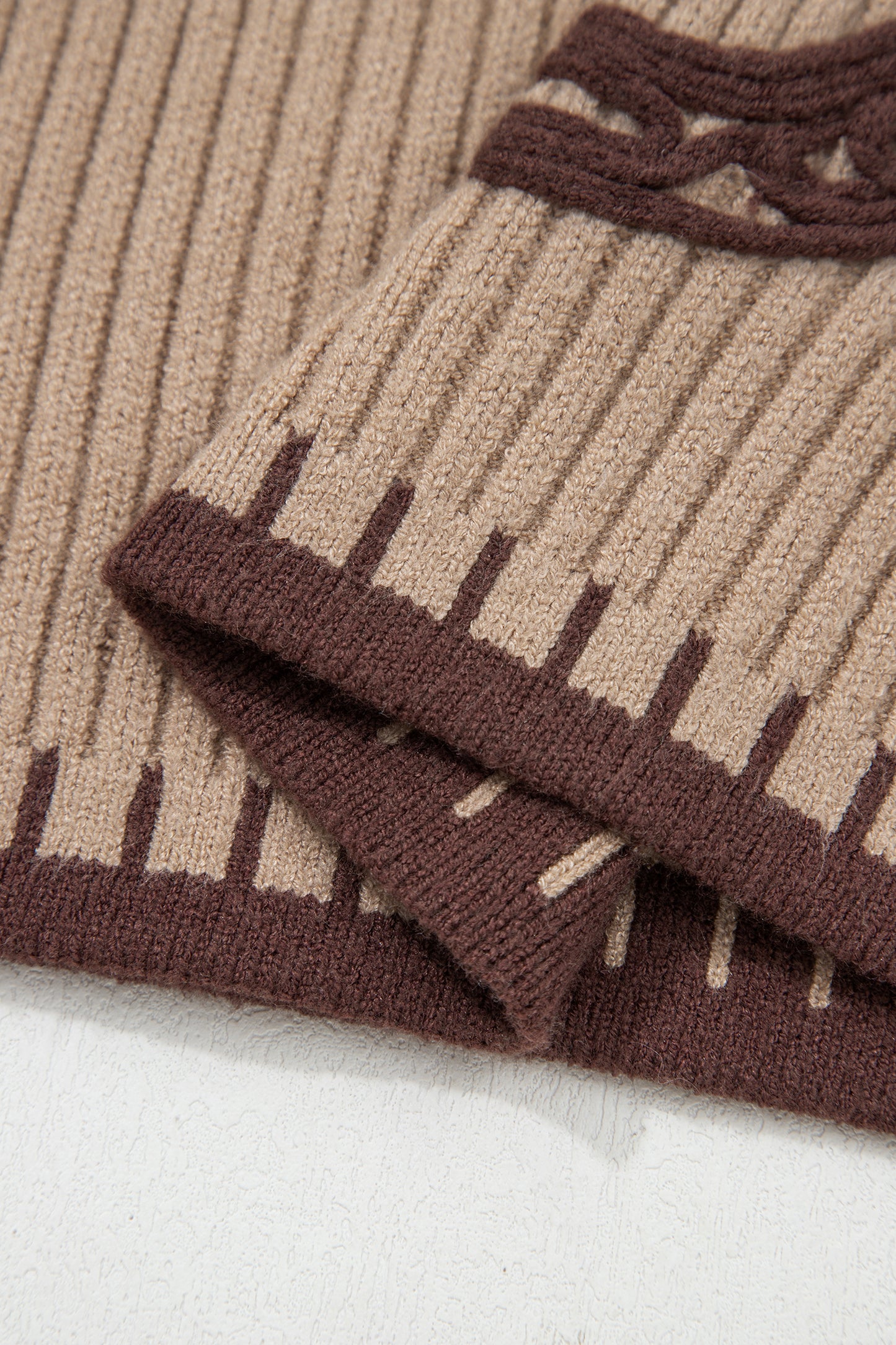 Chaleco de punto acanalado beige francés claro con cuello redondo y ribetes en contraste.