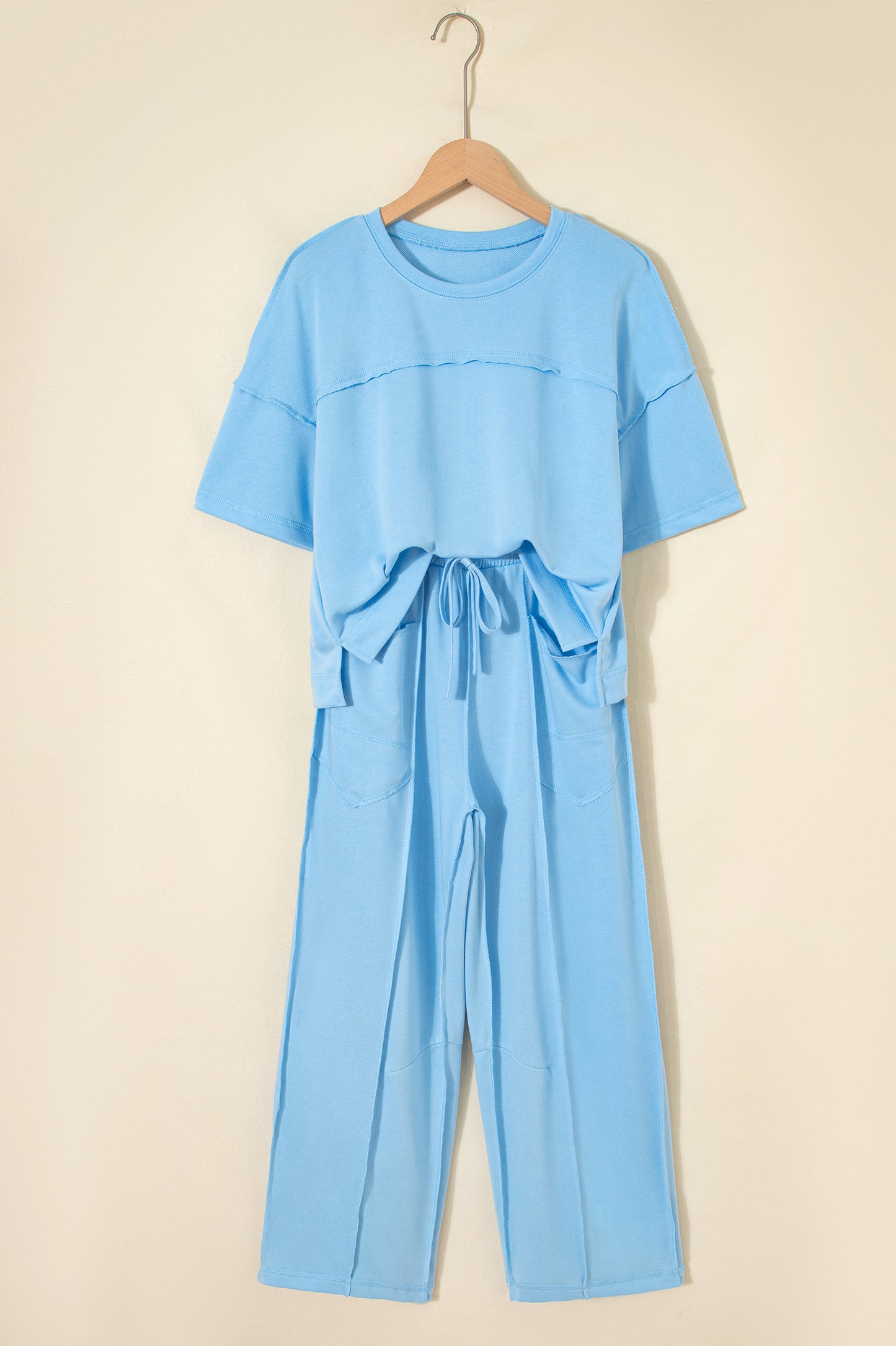 Conjunto de camiseta holgada con hombros caídos y pantalones tipo barril en azul cielo