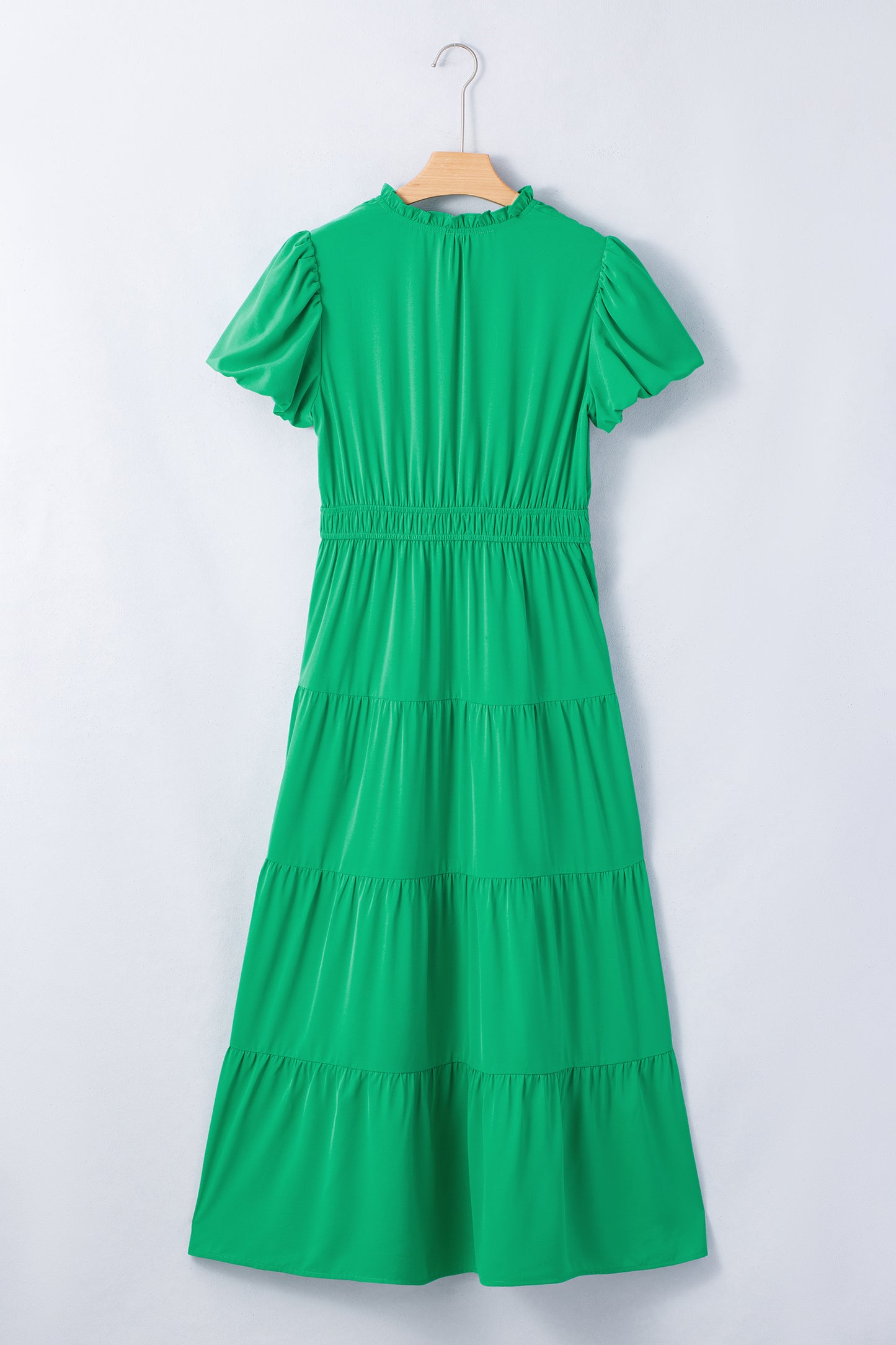 Vestido maxi escalonado verde brillante de color sólido, cuello en V, manga corta abullonada y cintura alta