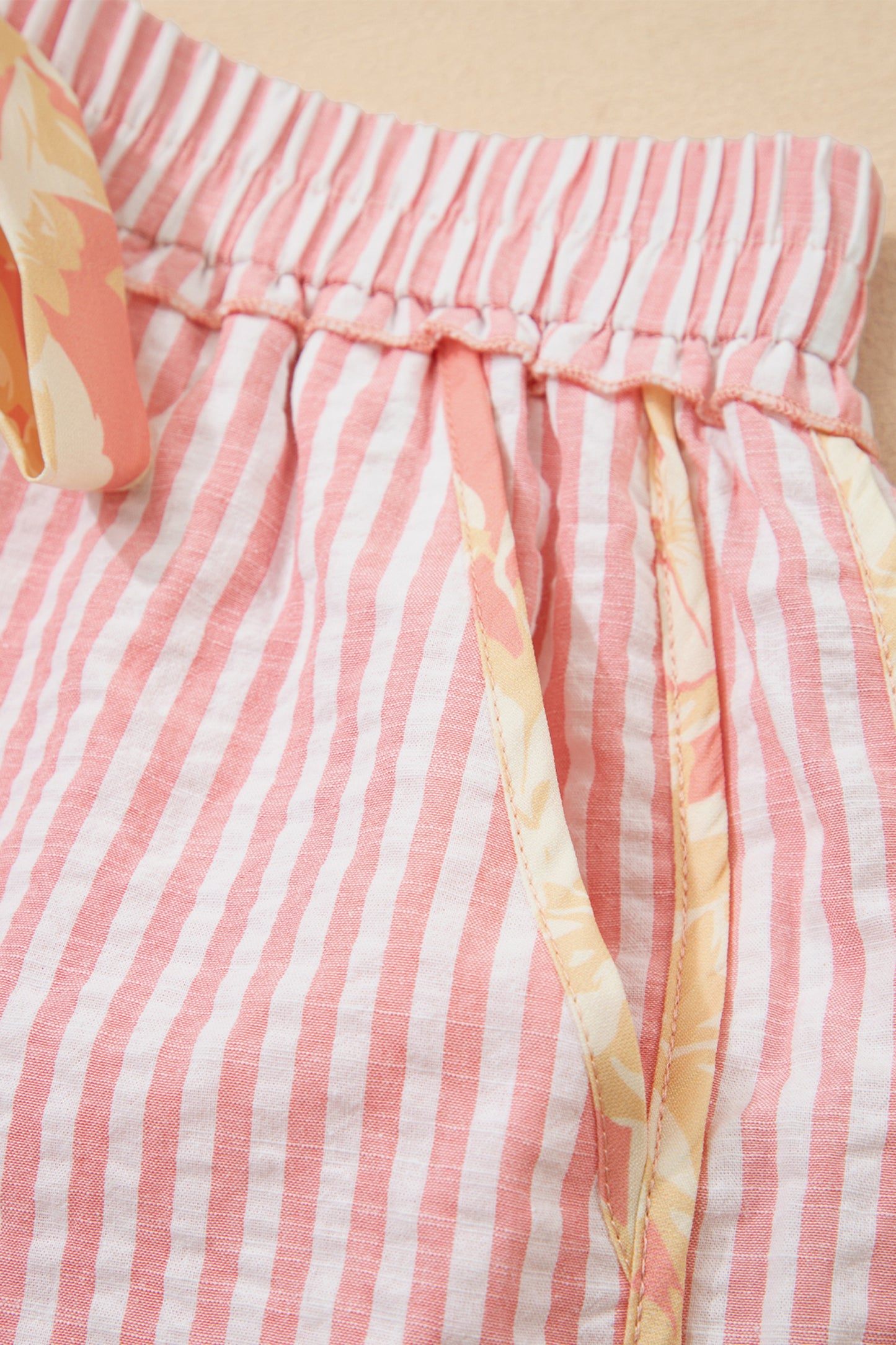 Pantalones cortos casuales de rayas con nudo y ribete floral rosa claro