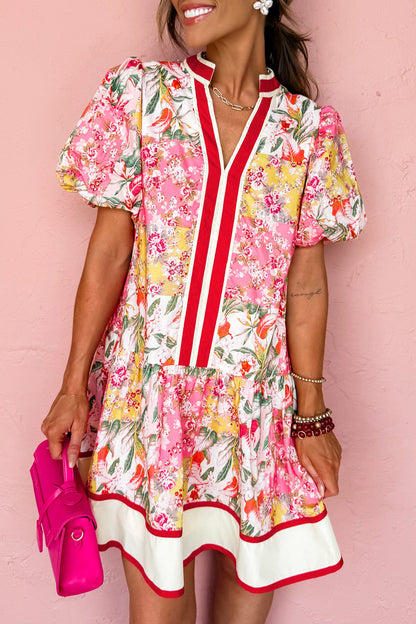 Vestido Mini Rosa con Estampado Floral y Bloques de Color, Ribetes en Contraste, Cuello en V y Bajo con Volantes